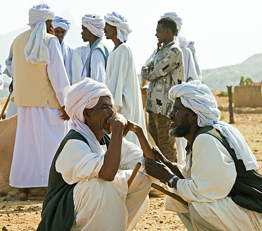 32   Tigre men on the camelmarket